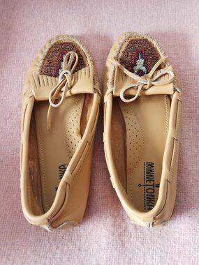 Minnetonka Womens' Tan Leather Moccasins with Beading and Fringe, Size 7